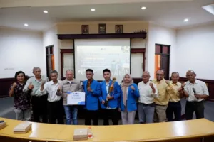 Ketua IKA Elektro ITN Malang, Heru Herlambang ST., (memegang plakat) bersama Tim Manka Teknik Listrik D-3 ITN Malang, dan para dosen