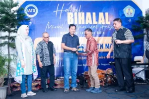 Rektor ITN Malang Awan Uji Krismanto, ST., MT., Ph.D, memberikan penghargaan kepada Mulyono saat Halalbihalal Ikatan Alumni Teknik Sipil (IATS) ITN Malang 2024