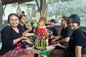 ITN Malang Gebogan bernuansa merah hasil karya dari mahasiswa UM selesai dibuat.