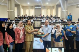 Wakil Dekan 3, FTI ITN Malang, Drs. Sumanto M.Si., menerima bingkisan dari Kepala Sekolah SDN Tunjungsekar 1 Kota Malang, Budi Hartono M.MPd