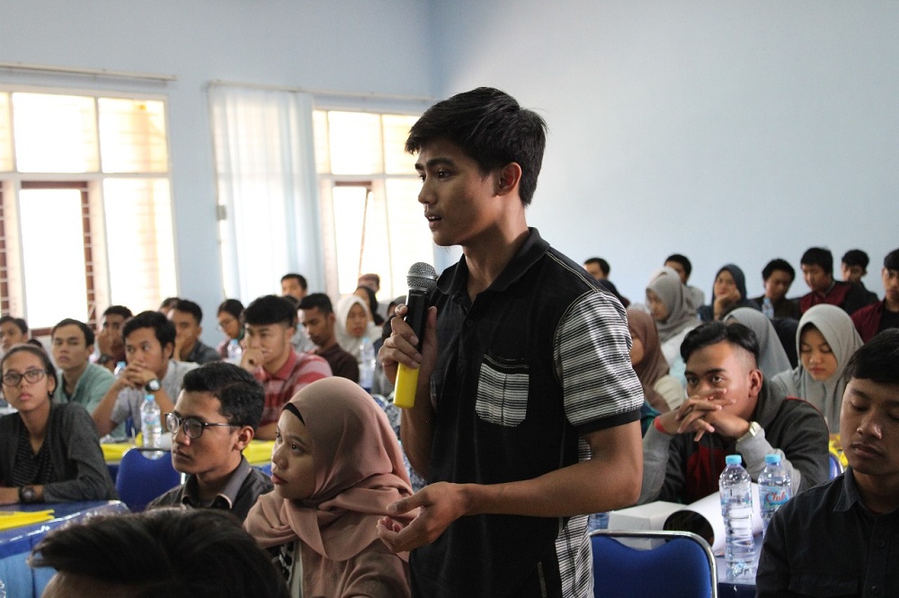 Antusias, 130 mahasiswa Arsitektur ITN Malang mendapat ilmu baru tentang fasade. (Foto: Yanuar/humas)