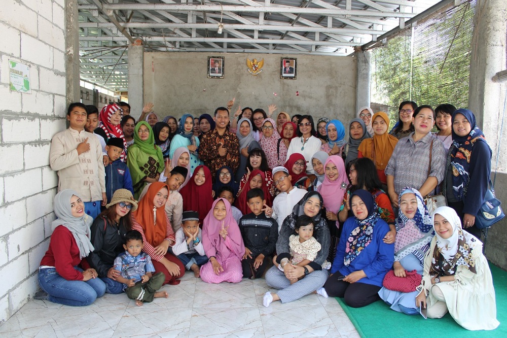 Anggota Rukun Ibu ITN Malang foto bersama dengan anak-anak Panti Asuhan Yasibu. (Foto: Yanuar/ Humas ITN Malang)