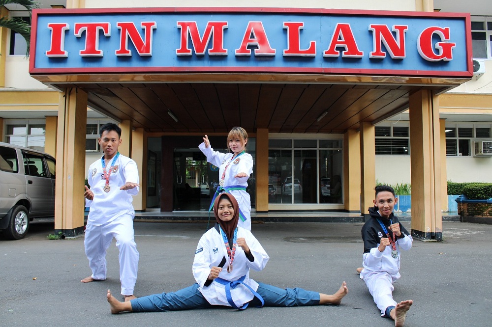 Pamungkas Hutapea dan Reva Nabila Putri (Berdiri). Bernika Natasya Ifada dan Alvin Ahlunnizar (Duduk). (Foto: Yanuar/humas)