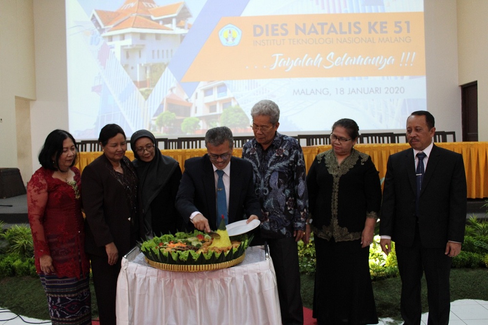 Pemotongan tumpeng dalam perayaan Dies Natalis ke-51 ITN Malang dilakukan oleh Ketua P2PUTN Ir. Kartiko Ardi Widodo, MT. (Foto: Yanuar/humas)