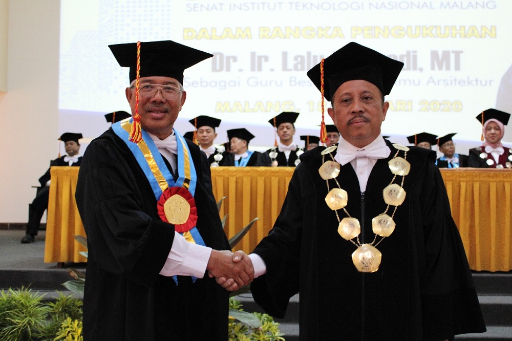 Profesor Dr.Ir. Lalu Mulyadi, MT, MT, Guru Besar Bidang Ilmu Arsitektur ITN Malang (kiri) mendapat ucapan selamat dari Rektor ITN Malang Dr.Ir. Kustamar, MT (kanan). (Foto: Yanuar/humas)