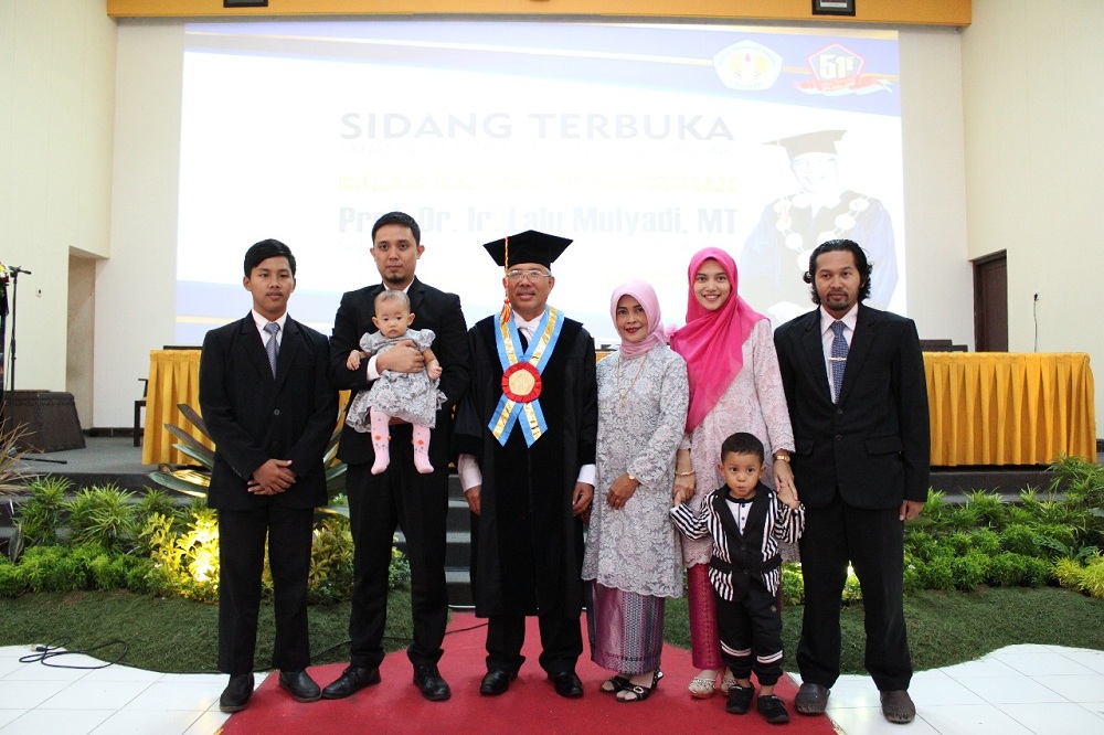 Profesor Dr.Ir. Lalu Mulyadi, MT, MT, mendapat support dari isteri tercinta Siti Nasfiyah beserta keluarga. (Foto: Yanuar/humas)