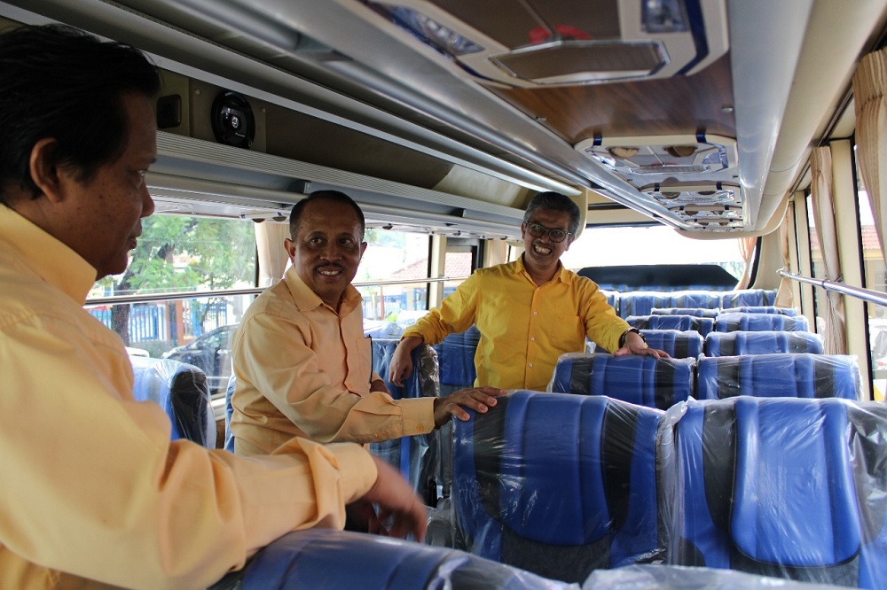 Rektor ITN Malang beserta Ketua P2PUTN menyempatkan diri melihat-lihat fasilitas di dalam bus ITN Malang. (Foto: Yanuar/ Humas ITN Malang)