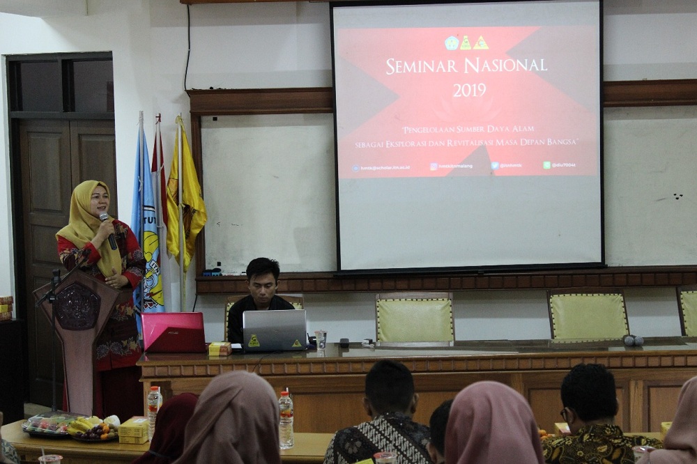 Rini Kartika Dewi, ST,MT, Sekretaris Jurusan Teknik Kimia, ITN Malang memberikan sambutan pada HMTK. (Foto: Yanuar/Humas ITN Malang)