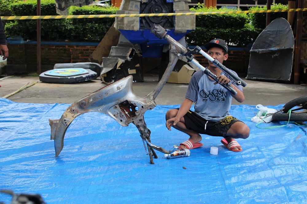 Salah satu peserta Workshop Samurai Paint ITN Malang mempersiapkan rangka motor yang siap di cat. (Foto: Yanuar/ Humas ITN Malang)