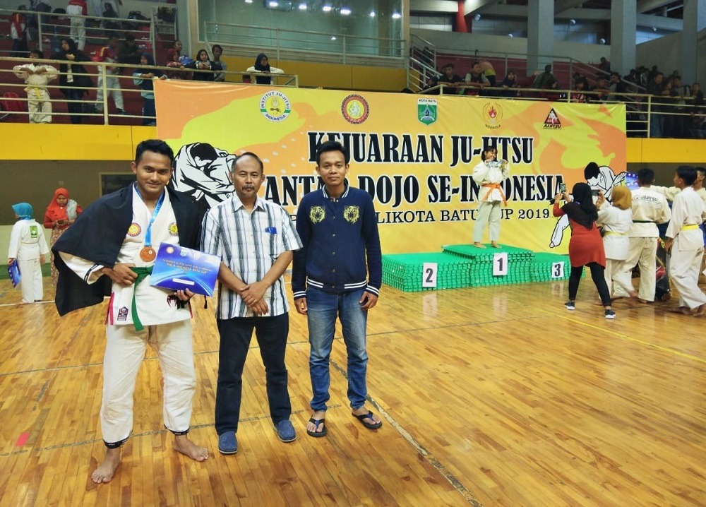 Wahyu Tedy Pratama (kiri) bersama Wakil Dekan III Bidang Kemahasiswaan, FTI, Sumanto, SPd.Msi, (tengah). (Foto: Istimewa)