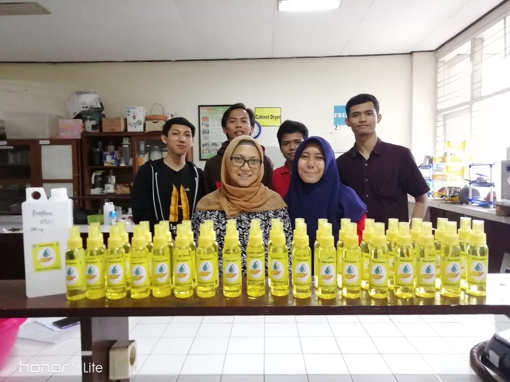 Hand sanitizer buatan mahasiswa Teknik Kimia ITN Malang berbahan alkohol, moisturizer dan beraroma bunga lavender. (Foto: Istimewa)