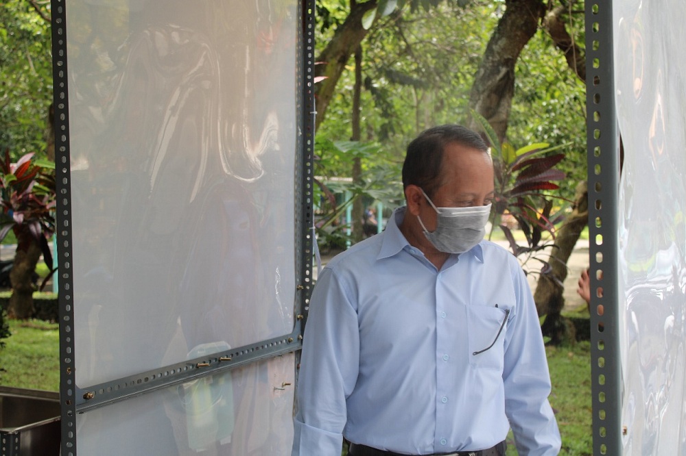 Rektor ITN Malang, Dr.Ir. Kustamar, MT saat meninjau pembuatan salah satu alat di kampus 2 ITN Malang. (Foto: Yanuar/humas)