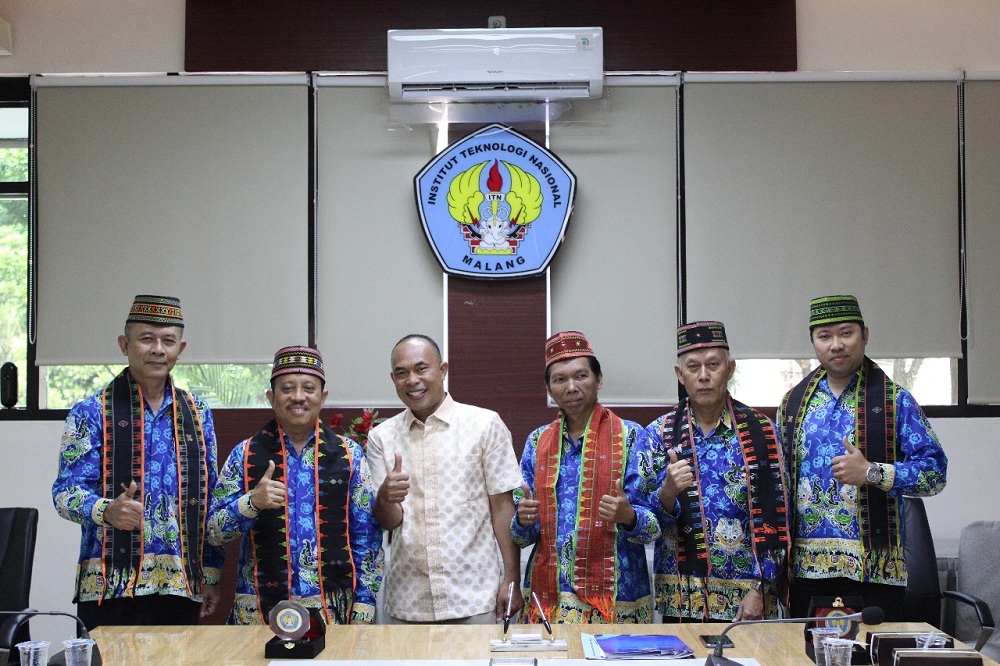 Rektor ITN Malang Dr.Ir. Kustamar, MT (dua dari kiri) foto bersama menggunakan kain tenun songket Manggarai NTT. (Foto: Yanuar/humas)