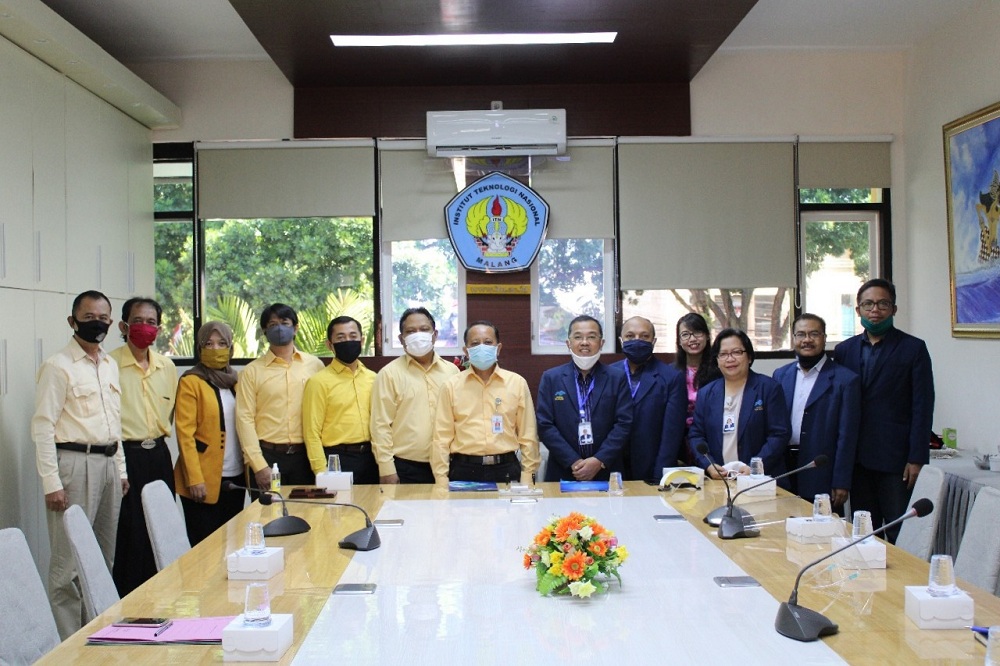 Abadikan momen kebersamaan ITN Malang dan Universitas Ma Chung foto bersama. (Foto: Yanuar/humas)