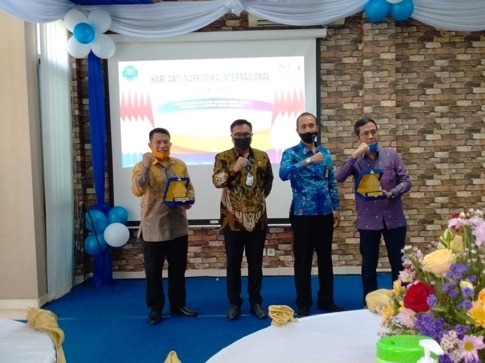 Foto bersama (ki-ka). Aladin Eko Purkuncoro, ST MT Pembina UKM Pesan ITN Malang, Wakil Wali Kota Malang Ir. H. Sofyan Edi Jarwoko, Kepala BNN Kota Malang AKBP Agoes Irianto dan Tokoh Penggiat Anti Narkoba. (Foto: Istimewa)