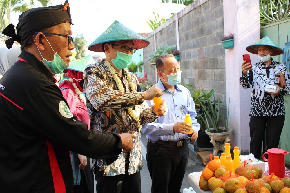 Meninjau produk masyarakat (ki-ka): Bambang Irianto (inisiator Kampung 3G), Wakil Kepala Badan BPIP RI, Prof.Dr. Hariyono, M.Pd., dan Rektor ITN Malang Dr.Ir. Kustamar, MT saat melihat-lihat stand produk masyarakat. (Foto: Yanuar/humas)