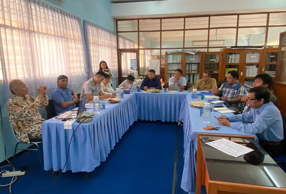 Dr. Ir. Ibnu Sasongko, (paling kiri berbaju batik) MT dosen ITN Malang menjadi salah satu pemateri. (Foto: Istimewa)