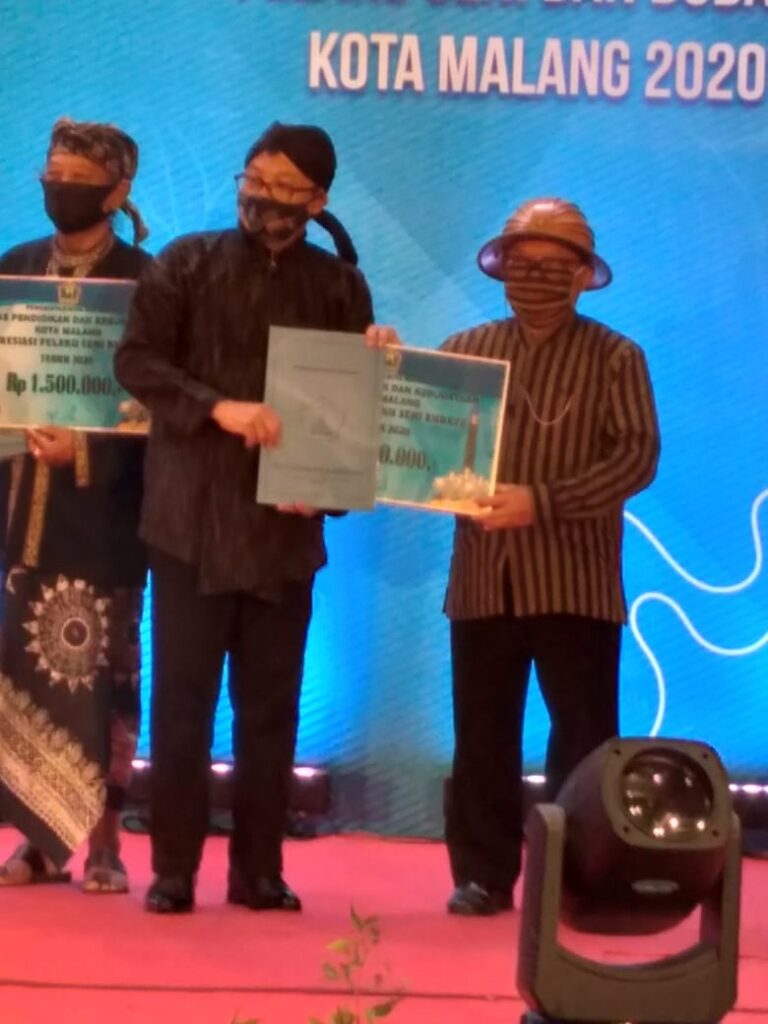 Ir. Budi Fathony, MTA dosen Arsitektur ITN Malang usai mendapat Penghargaan Pemberdayaan dan Apresiasi Pelaku Seni Budaya Tahun 2020 dari Wali Kota Malang Drs. H. Sutiaji di Hotel Santika Malang, Kamis (13/08/2020). (Foto: Istimewa)