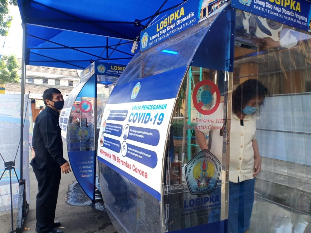 Lorong Siap Kerja (Losipka) ITN Malang dilengkapi spray dengan sistem conveyor real otomatis. (Foto: Mita/humas)