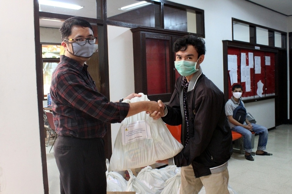 Mahasiswa Teknik Kimia mendapat bantuan sembako dari Prodi Teknik Kimia ITN Malang. (Foto: Mita/humas)