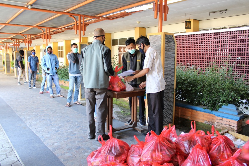 Protokol pencegahan Covid 19 diterapkan saat pembagian paket sembako di Prodi Teknik Sipil ITN Malang. (Foto: Yanuar/humas)