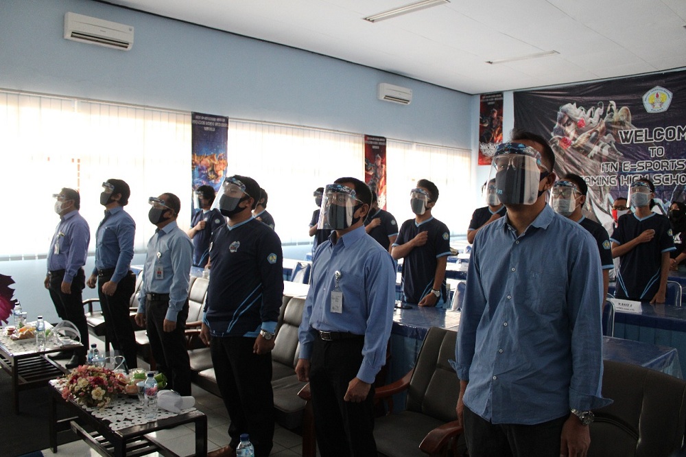 Rektor ITN Malang, Dr.Ir. Kustamar, MT, (empat dari kanan) bersama jajaran rektorat dan para wasit memakai masker dan face shield saat pembukaan E-Sport Game, Gaming High School League 2020 di kampus 1, Senin (03/08/2020). (Foto: Yanuar/humas)