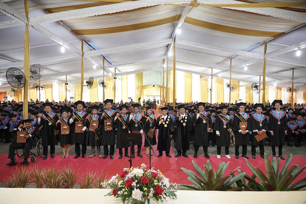 Rektor ITN Malang, Dr.Ir. Kustamar, MT foto bersama para wisudawan pada Wisuda ke 63 Periode I ITN Malang Tahun 2020. (Foto: Yanuar/humas)