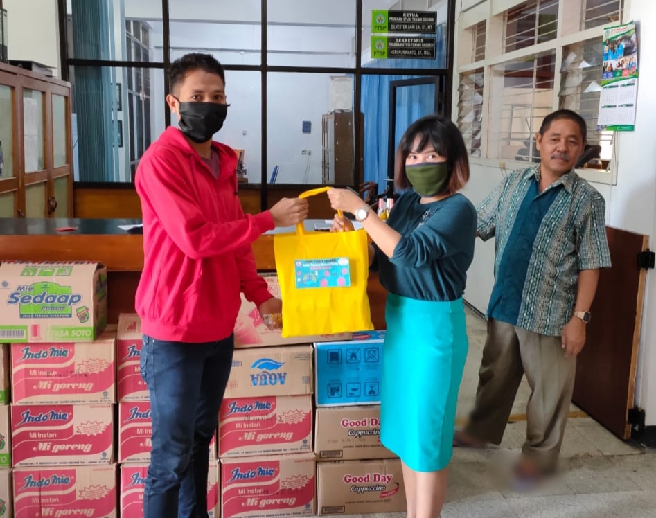 Salah satu mahasiswa menerima bantuan paket sembako dari Masrurotul Ajiza, S.Pd, M.Pd, dosen Teknik Geodesi ITN Malang. (Foto: Istimewa)