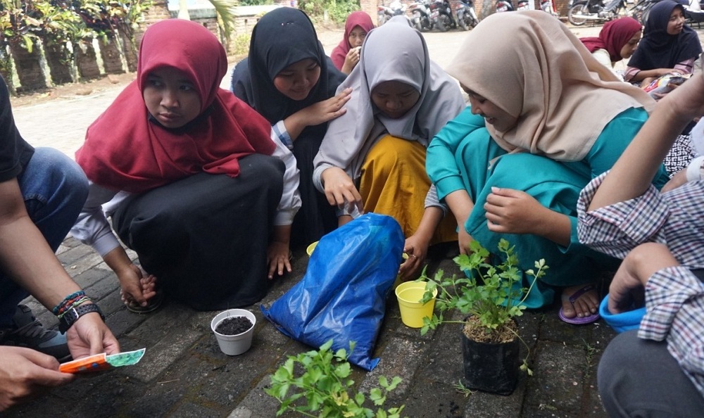 Anak-anak Panti Asuhan Akhlaqul Karimah, Kota Malang, mendapat materi mengenai cara menanam dan merawat tanaman sayuran. (Foto: Istimewa)