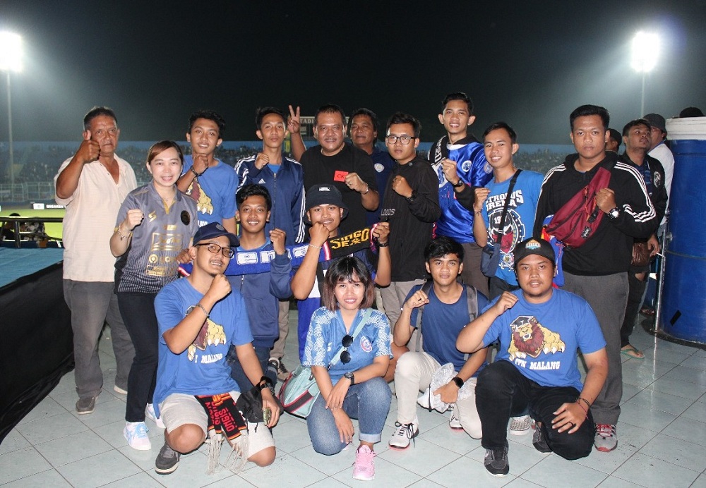 Bangga: Arema ITN Malang foto bersama CEO Arema FC Ir. R. Agoes Soerjanto usai menonton friendly match antara Arema FC dan Barito Putra.