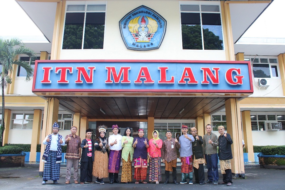 Dukung Forum Komunikasi Kebangsaaan ITN Malang adakan upacara dengan memakai pakaian adat. (Foto: Yanuar/humas)