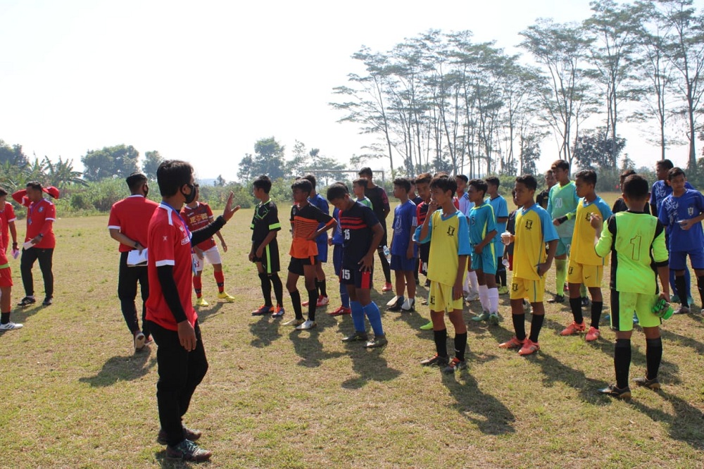 Lapangan bola kampus 2 ITN Malang digunakan seleksi dan latihan Akademi Arema, Minggu (30/08/2020). (Foto: Yanuar/humas)