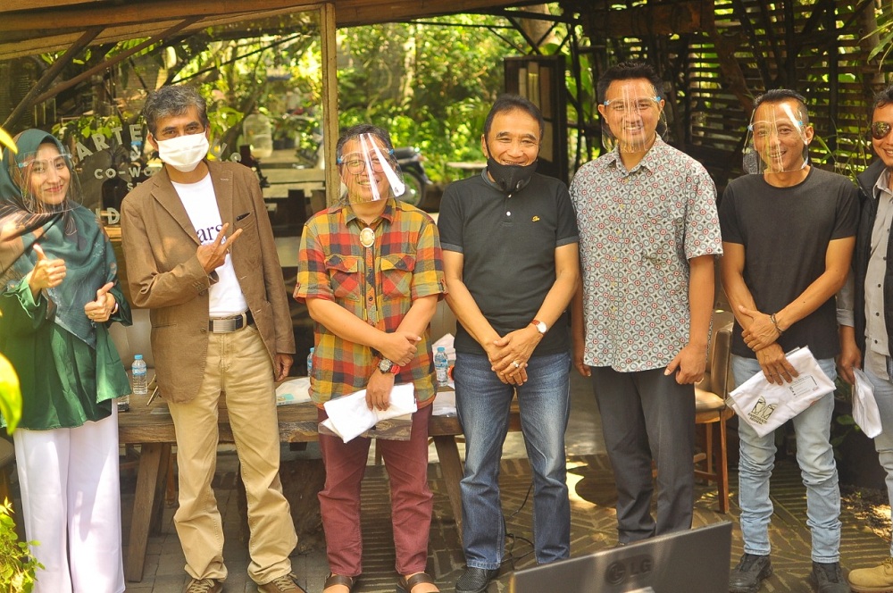 Pemateri NgarsITN Ngobrol Asik Arsitektur ITN Malang: Ir. Agung Murti Nugroho, ST., MT., PhD., IPM (tiga dari kiri), dan Sani Kisid, ST., MT (lima dari kiri). (Foto: Istimewa)