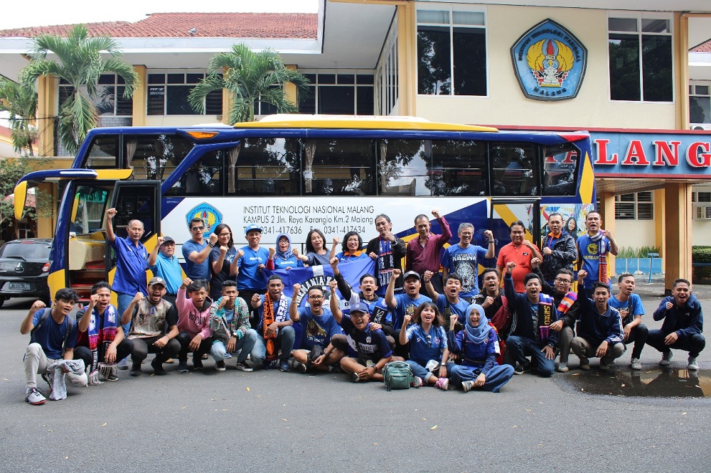 Rektor ITN Malang foto bersama Arema ITN Malang sebelum menuju Stadion Kanjuruhan. (Foto: Yanuar/humas)