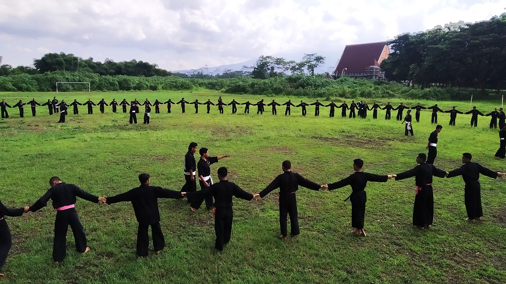 Sekitar seratus pendekar PSHT berlatih di lapangan kampus 2 ITN Malang. (Foto: Yanuar/humas)