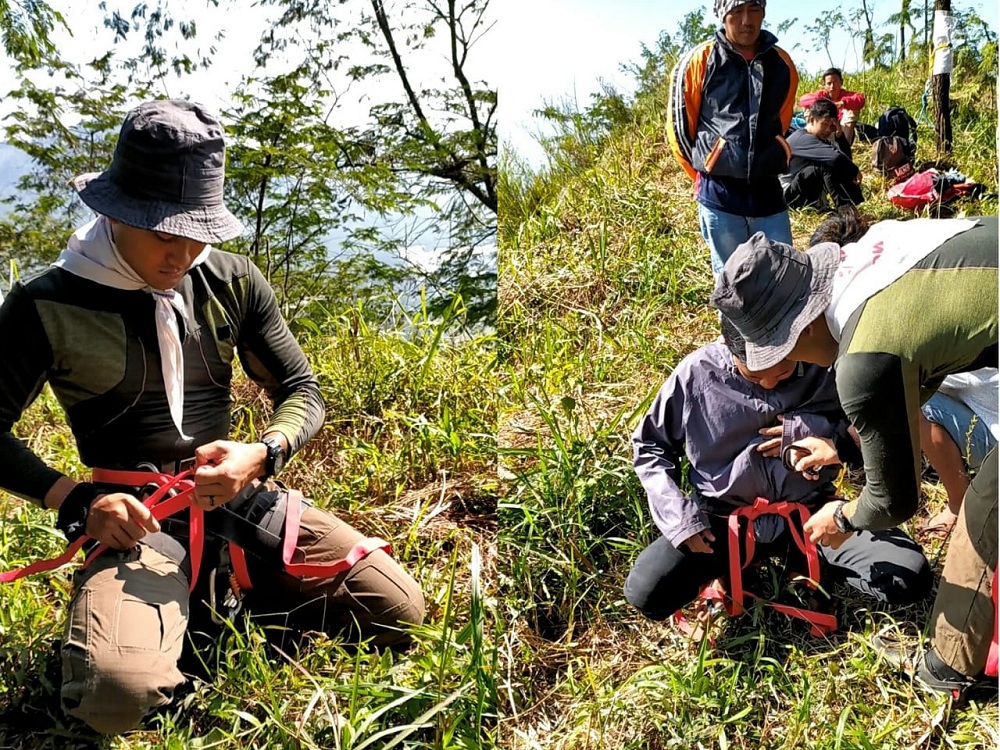 Wahyu Tedy Pratama, anggota Himakpa ITN Malang membantu warga mengenakan sabuk pengaman. (Foto: Istimewa)