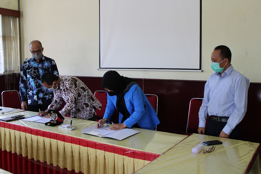 Dekan Fakultas Teknologi Industri (FTI), Dr. Ellysa Nursanti, ST,MT menandatangani Memorandum of Agreement (MoA) dengan PT Gunung Mas Samudra (GMS).