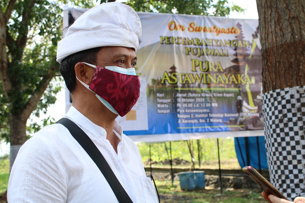 Ketua Pengurus Pura Astawinayaka Prof.Dr.Eng.Ir. I Made Wartana, MT: Setelah satu tahun Upacara Pemelaspasan maka diadakan Upacara Pujawali untuk tahun pertama. (Foto: Yanuar/humas)