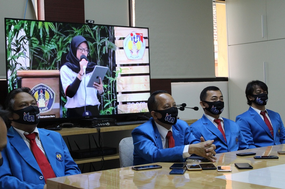 Konferensi pers (Kika) Wakil Rektor I Dr. F Yudi Limpraptono, ST MT; Rektor ITN Malang Dr.Ir. Kustamar, MT; Wakil Rektor II Dr. Gaguk Sukowiyono, MT dan Wakil Rektor III ITN Malang Ir. Fourry handoko, ST,SS,MT,Ph.D,IPU. (Foto: Yanuar/humas)