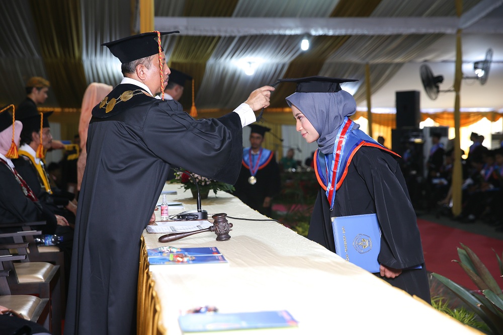 Rektor ITN Malang Dr.Ir. Kustamar, MT mengukuhkan 320 Wisudawan pada wisuda ke-63 ITN Malang Periode I Tahun 2020. (Foto: Yanuar/humas)