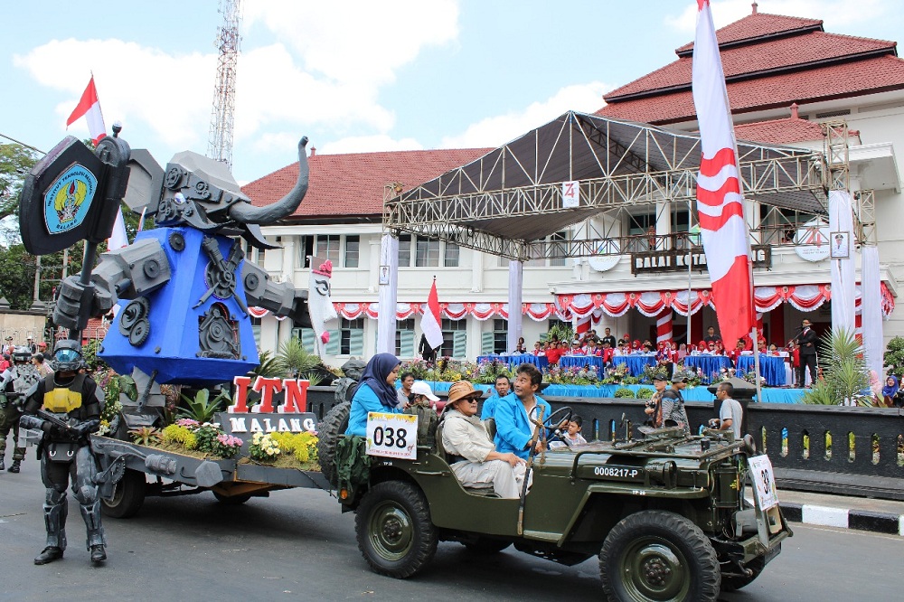 SI GAJA, Robot Ganesha, ITN Malang melintas di depan bagai kota, saat ikut memeriahkan Festival Kendaraan Hias Kota Malang 2019. (Foto: Yanuar/humas)