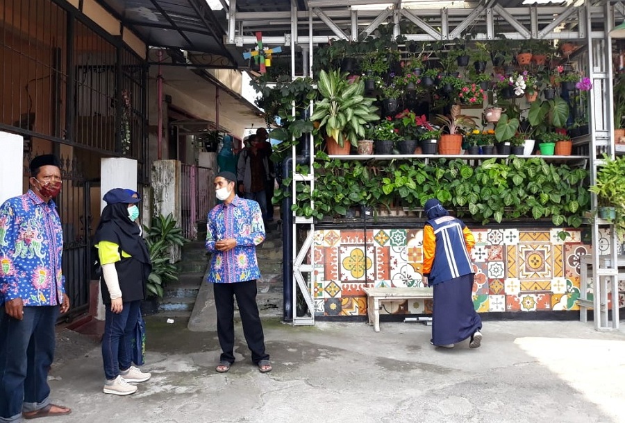 Candra Dwi Ratna, ST MT dosen Teknik Lingkungan ITN Malang (dua dari kiri) saat melakukan penjurian Lomba Kampung Bersinar di salah satu RW. (Foto: Istimewa) 