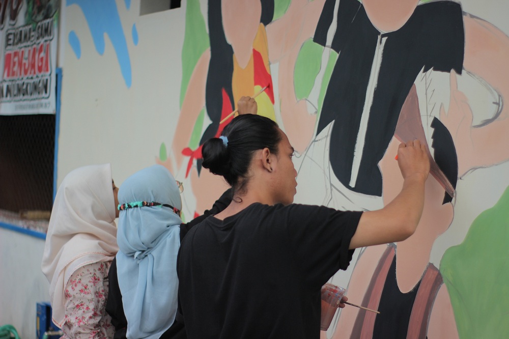 Lukisan mural bertema keberagaman budaya mewarnai dinding balai RW 7, Kelurahan Mulyorejo, Kota Malang, melambangkan persatuan dan kesatuan. (Foto: Istimewa)