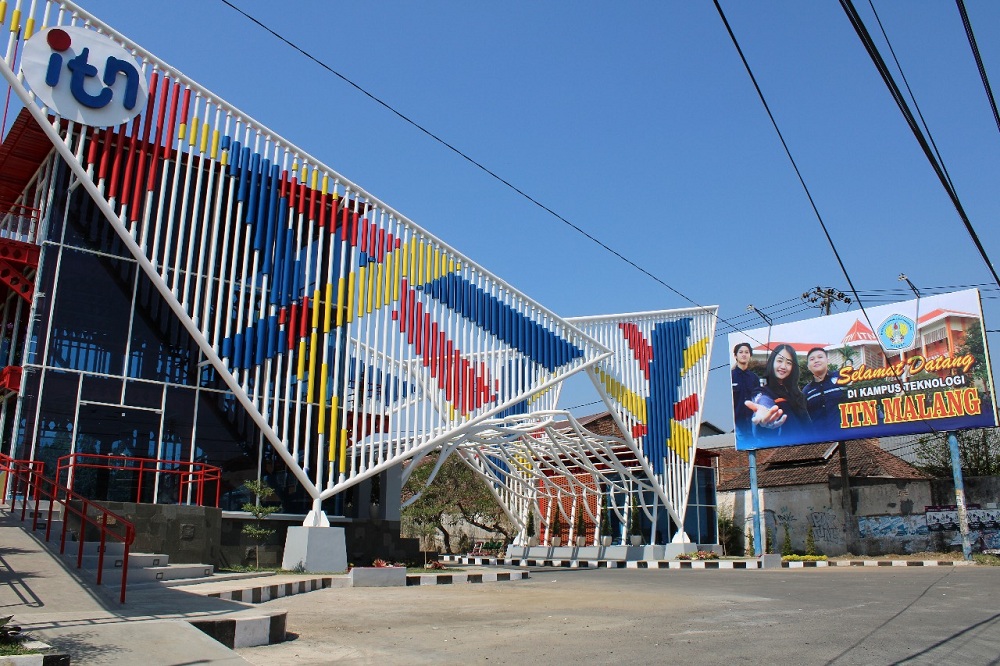 Megah dan indah Monumental Gate Kampus 2 ITN Malang. (Foto: Yanuar/humas)