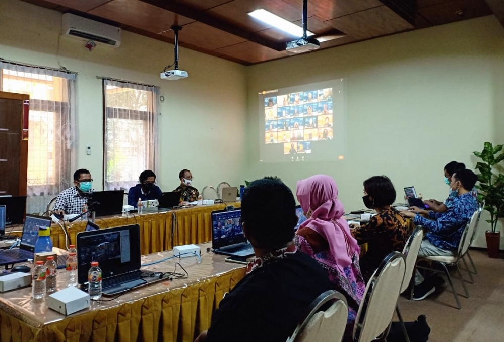 Suasana Seminar Nasional (Semsina) 2020 secara daring dari Ruang Rapat FTSP ITN Malang. (Foto: Mita/humas)
