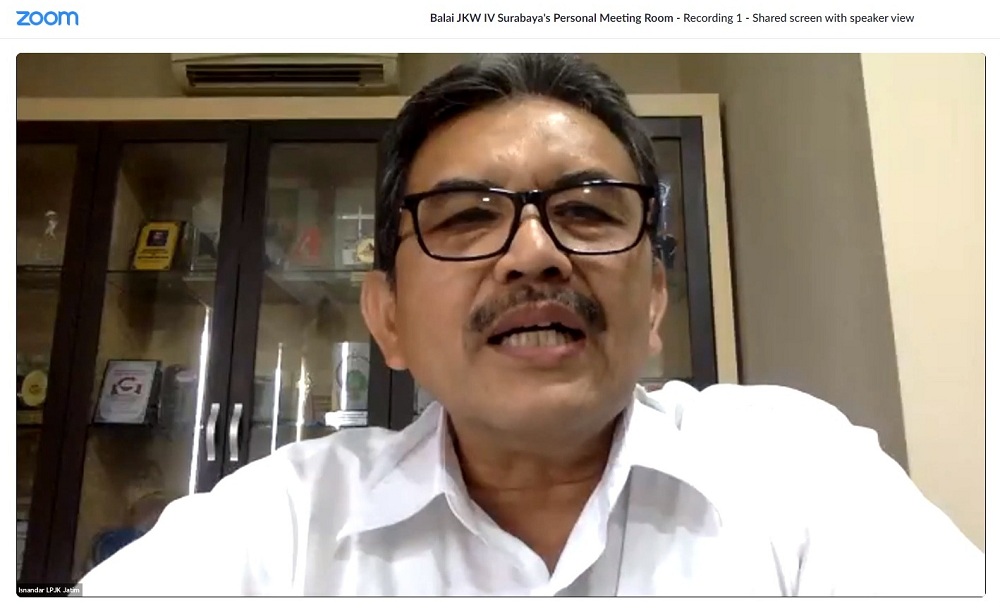 Wakil Ketua III LPJK Jawa Timur, Dr. Isnandar MT mengingatkan tenaga kerja wajib bersertifikasi, Senin (26/10/2020). (Foto: Tangkapan layar Zoom meeting)