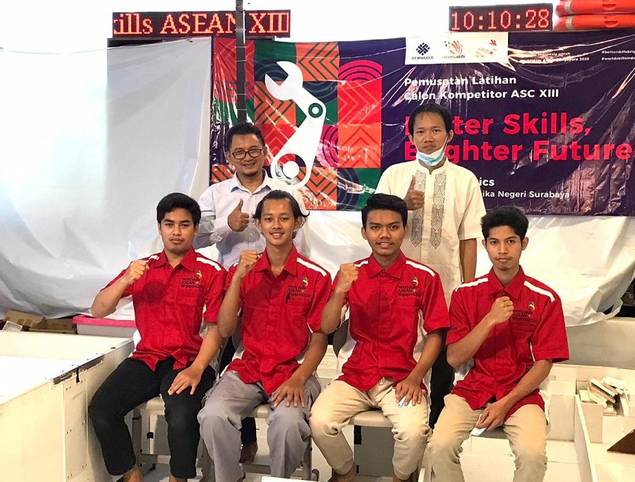 Agung Darmawan mahasiswa ITN Malang (paling kanan) bersama Tim Indonesia ASEAN Skills Competition (ASC) XIII Kejuruan Mobile Robotics 2019 – 2020. (Foto: Istimewa)