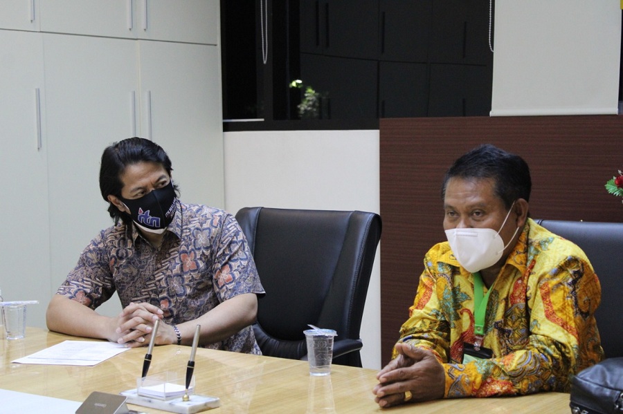 Bupati Sumba Barat Daya (SBD), NTT, dr. Kornelius Kodi Mete (batik kuning) menaruh harapan besar kepada ITN Malang untuk membantu mewujudkan kemajuan Sumba Barat Daya (SBD). (Foto: Yanuar/humas) 
