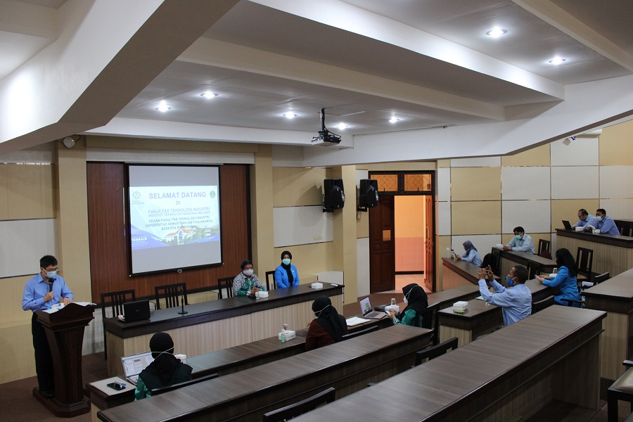 Dekan FTI ITN Malang, Dr. Ellysa Nursanti ST MT menerima rombongan dosen FTI Universitas Ahmad Dahlan di Ruang Amphi Mesin, Lt 2, Kampus 2 ITN Malang. (Foto: Yanuar/humas).