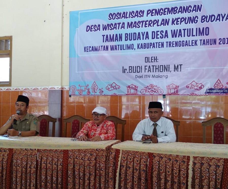 Ir. Budi Fathony, MTA, dosen ITN Malang (tengah) memberikan sosialisasi master plan di Desa Wisata dan Desa Budaya Watulimo, Trenggalek. (Foto: Istimewa)